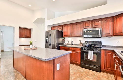 Canyon Trails House | Charming 4-bedroom house with Pool BBQ & Firepit close to freeway