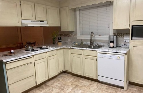 Sheridan House | Charming 4-bedroom house on the creek in peaceful Sheridan