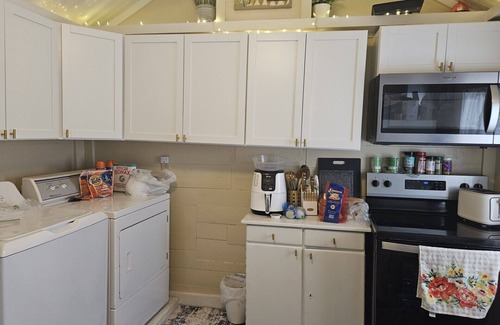 Warrens House | Charming 4-bedroom house with WiFi and Cable awaits you in Warrens!