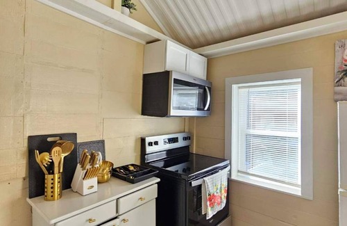 Warrens House | Charming 4-bedroom house with WiFi and Cable awaits you in Warrens!