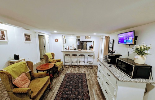 Cedar Crest House | Charming 4-bedroom house with AC, WiFi in fabulous Dallas, Tx