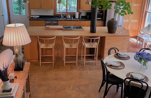 Putney House | Charming 4-bedroom house with Patio and Firepit in Putney