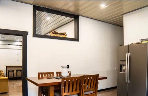 Brill House | Charming 4-bedroom house in Sarona with AC, WiFi. Enjoyable getaway. Dired