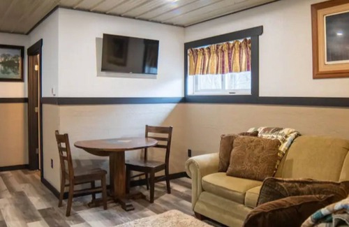 Brill House | Charming 4-bedroom house in Sarona with AC, WiFi. Enjoyable getaway. Dired
