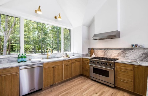Clearwater Beach House | Charming 4-bedroom house with fitness room and AC in lovely East Hampton