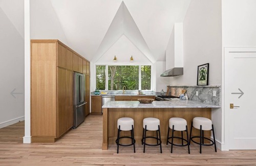 Clearwater Beach House | Charming 4-bedroom house with fitness room and AC in lovely East Hampton