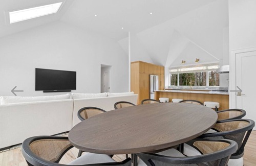 Clearwater Beach House | Charming 4-bedroom house with fitness room and AC in lovely East Hampton