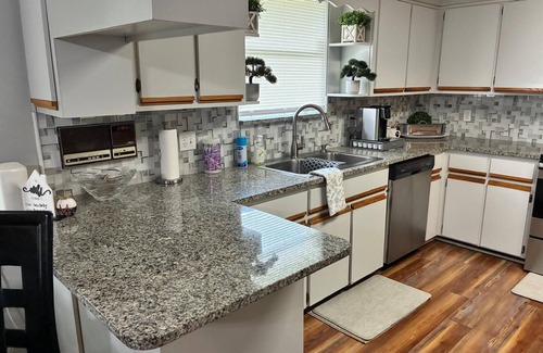Northside House | Charming 4-bedroom Lake House with minutes from Airport and River City Plaza