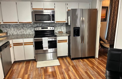 Northside House | Charming 4-bedroom Lake House with minutes from Airport and River City Plaza