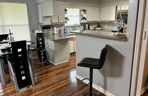 Northside House | Charming 4-bedroom Lake House with minutes from Airport and River City Plaza