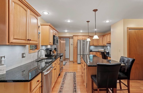 Lake Harmony Cottage | Charming 4-bedroom cottage with Pickle Ball Court, AC and WiFi in Lake Harmony