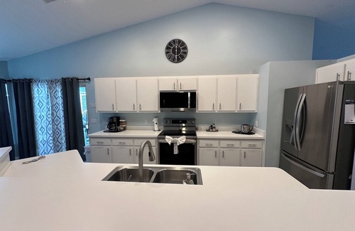 Lehigh Acres House | Charming 4-bedroom house with headed pool, AC, wifi and games. Fun for all!