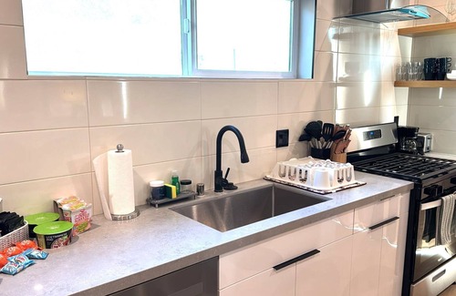 Boyle Heights Hotel | Charming 4-bedroom Art Deco Townhome