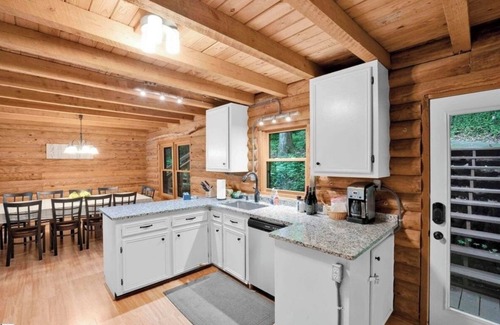 Salem Cabin | Charming 4-bedroom WATERFRONT, WiFi, gentle slope from cabin to Lake Jocassee.