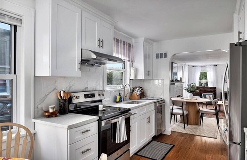 Troy House | Charming 4 Beds 2 Baths bungalow/Central AC/Near Frear Park & RPI/Pets Friendly