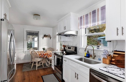 Troy House | Charming 4 Beds 2 Baths bungalow/Central AC/Near Frear Park & RPI/Pets Friendly