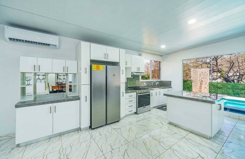 Veintisiete de Abril House | Charming 4-bedroom with Pool WiFi & AC in 27 de Abril 20 minutes from the beach