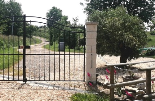 Saint-Sernin Cottage | Charming 4-person gîte in a relaxing setting with heated swimming pool and pond