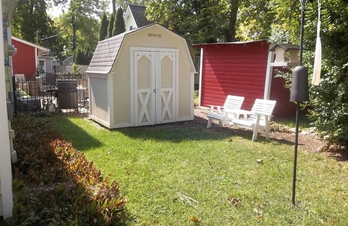 Lakeside Cottage | Charming 4 Bedroom Cottage in Lakeside w/4 person golf cart and linens
