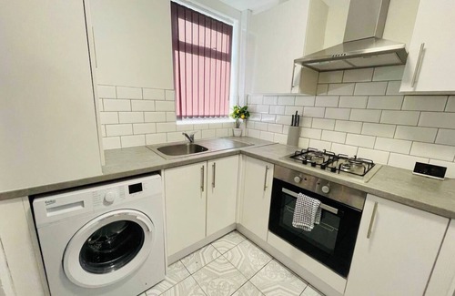Liverpool House | Charming 4Bedroom entire House at Orleans