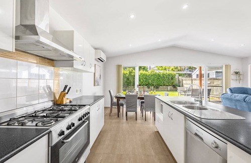 Wynnum House | Charming 4Bedroom Home Near TrainStation & Beaches