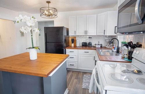 Nevada Street Cottage | Charming 4br/2ba Only 5 Mins Downtown & Riverwalk