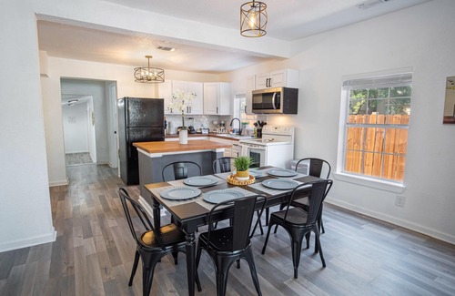 Nevada Street Cottage | Charming 4br/2ba Only 5 Mins Downtown & Riverwalk