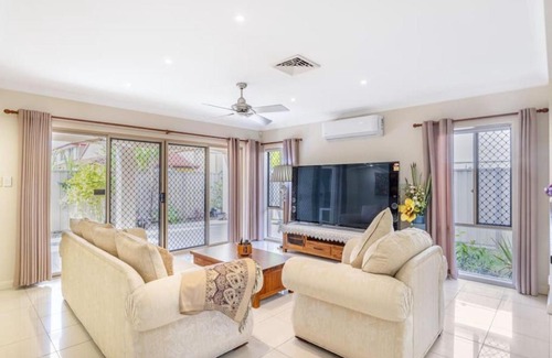 Calamvale House | Charming 4BR House and Cozy Garden