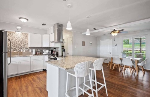 Tool House | Charming 4BR Lakefront Getaway