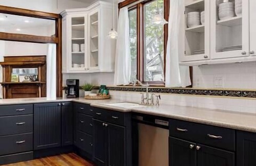 Clarksville House | Charming 5 Bedroom Home in Austin