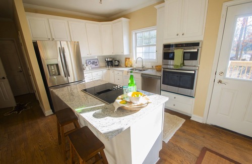 Cumming House | Charming 5 bedroom home near the lake. Kids are welcome. Pet-friendly