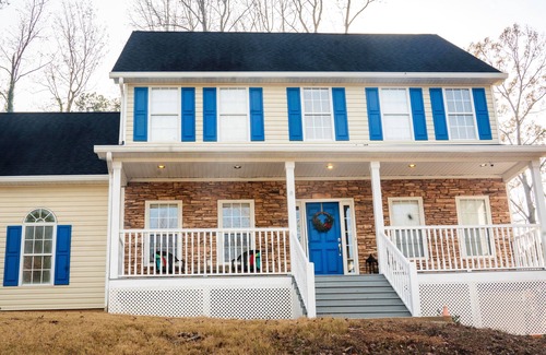 Cumming House | Charming 5 bedroom home near the lake. Kids are welcome. Pet-friendly