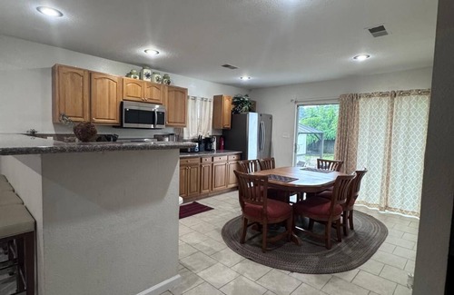 Crosstown House | Charming 5-bedroom home, Near Downtown, Beale Street & Memphis Zoo.