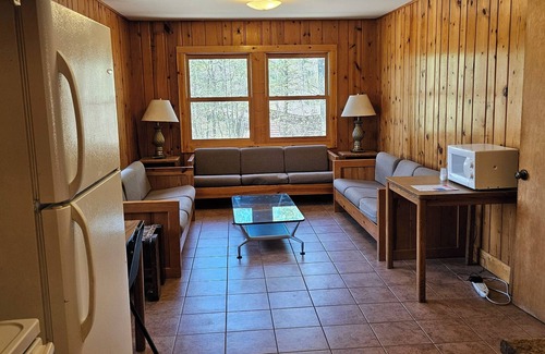 Twin Lake Cabin | Charming 5-bedroom lodge- Near Lake Michigan & Michigan Adventure, Pet Friendly