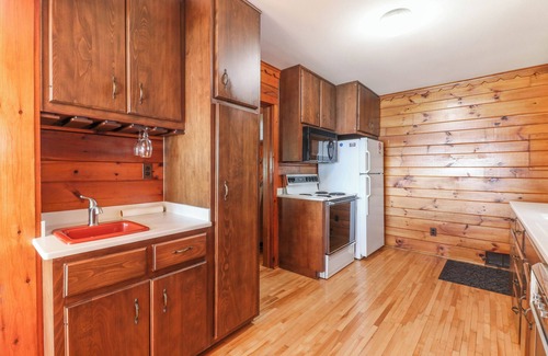 Waupaca Cottage | Charming 5-bedroom waterfront cottage on Waupaca's Chain O' Lakes