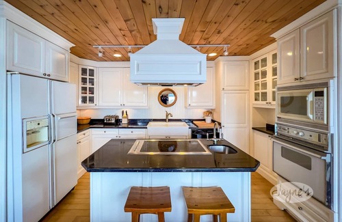 Bala Cottage | Charming 5bdrm 2bath island cottage on Lake Muskoka! Sunsets! Sauna!