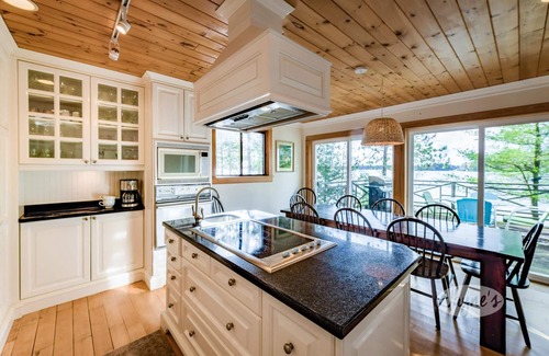 Bala Cottage | Charming 5bdrm 2bath island cottage on Lake Muskoka! Sunsets! Sauna!