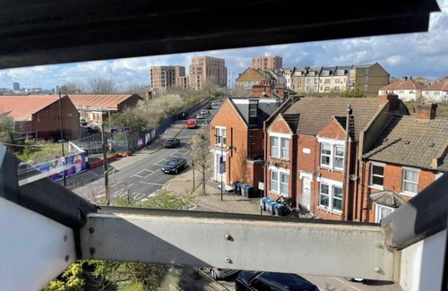 Welsh Harp Apartment | Charming 6-bed Apartment in Wembley Area