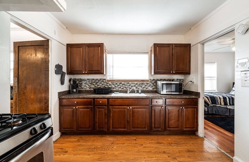 Milwaukee House | Charming 6BR Home in Milwaukee’s Historic District