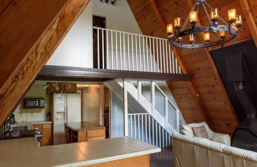 Flat Hollow Marina House | Charming A-Frame Cabin just steps to the main lake deep water of Norris!