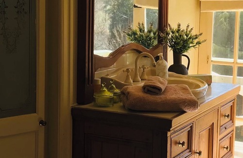 Mount Rankin House | Charming Accomadation $190 x 2 guests in Queen room & ensuite & balconey