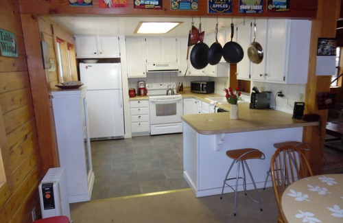 Serene Lakes House | Charming Alpine Log Cabin A Short Walk To The Lake and 5 Min From Ski Resorts