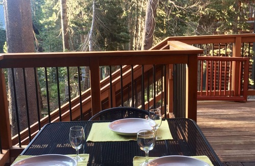 Serene Lakes House | Charming Alpine Log Cabin A Short Walk To The Lake and 5 Min From Ski Resorts
