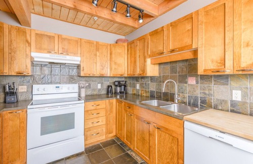 Snow Pine Estates House | Charming Alpine Retreat w/Private Hot Tub