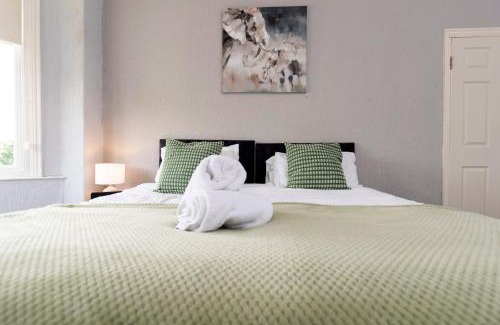 Newcastle-upon-Tyne Apartment | Charming and comfortable property by Our Home Short Stays very spacious with super fast WiFi close to the Metro Centre and Newcastle City Centre