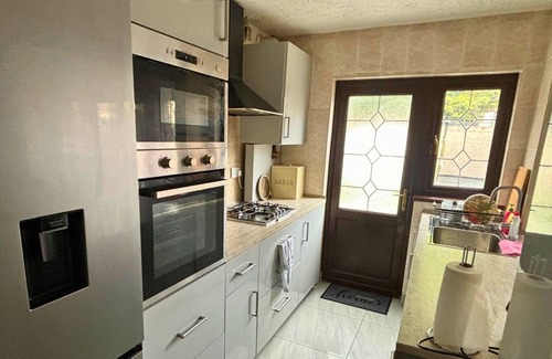 Cricket Green House | Charming and Cosy London Home, Garden, Parking & Family Fun