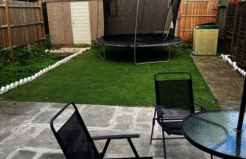 Cricket Green House | Charming and Cosy London Home, Garden, Parking & Family Fun