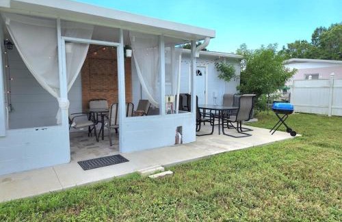Meadowlawn House | Charming And Cosy, Newly Remodeled St Petersburg