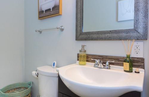 Silver Lake Apartment | Charming and Cozy 1 Bedroom 1 Bathroom Guest Suite in Silverlake
