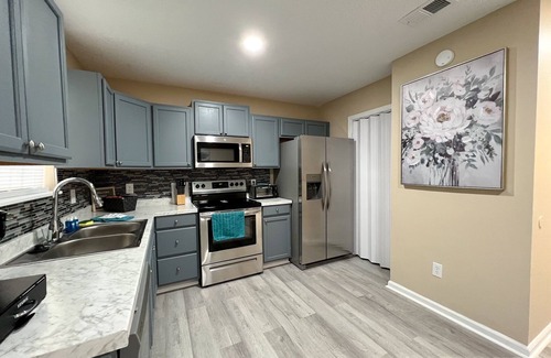 Columbia Apartment | Charming and cozy 2 bedroom apartment minutes from Ft. Jackson and VA Hospital